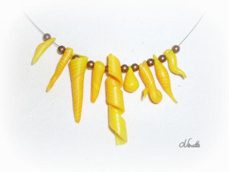 Collier bidules jaunes