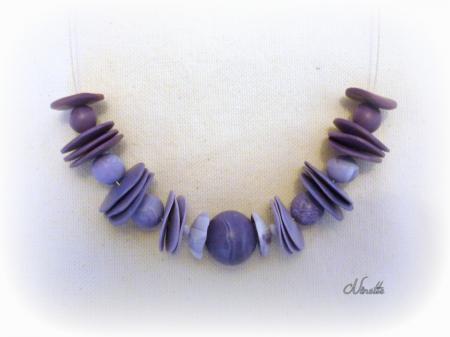 Collier violet perles et lamelles