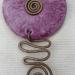 Pendentif violet rond texturé spirale wire et zigw