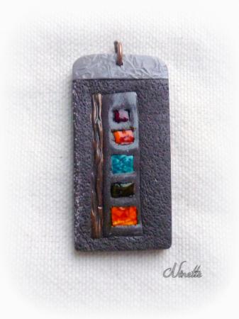 Pendentif rectangulaire gris et carrés colorés