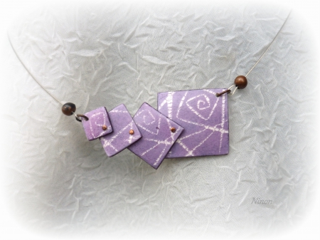 Collier batik carrés violets