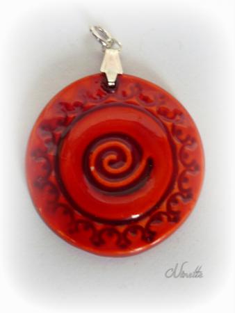 Pendentif rond rouge clair spirale