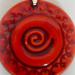 Pendentif rond rouge clair spirale