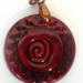 Pendentif rond rouge spirale