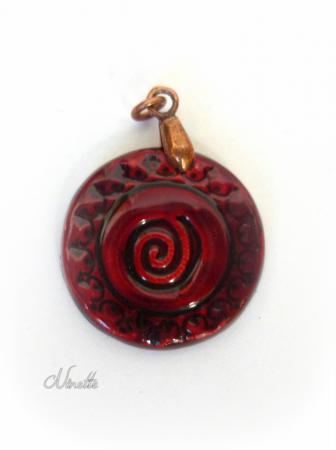Pendentif rond rouge spirale