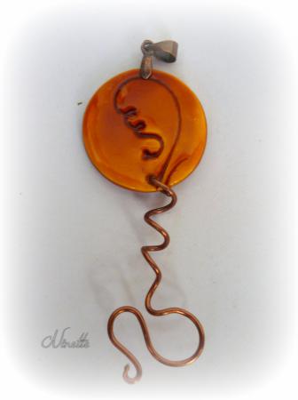 Pendentif orange zigwigwi et wire